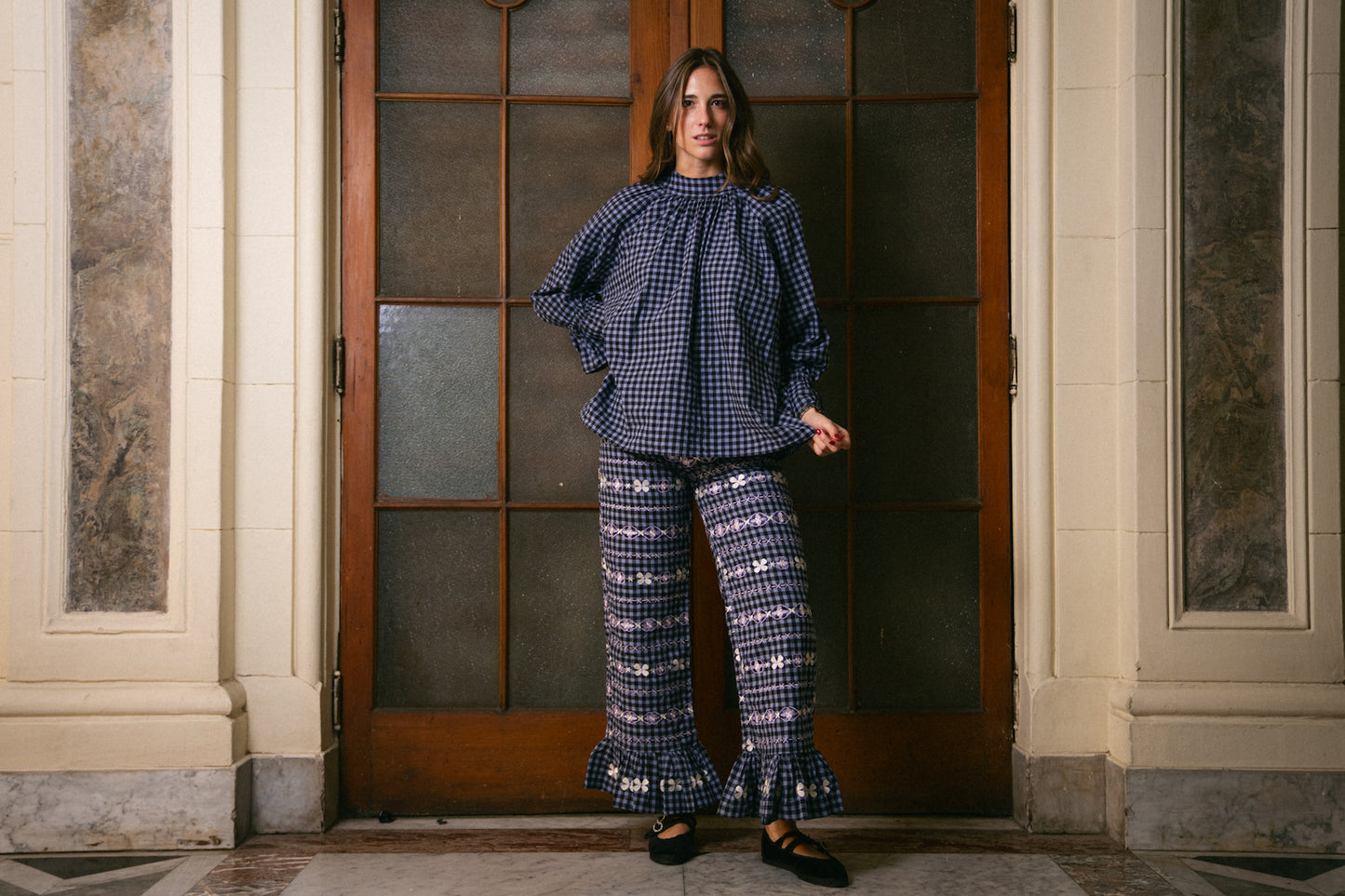 Pantalón Vuelo Bordado Vichy Azul